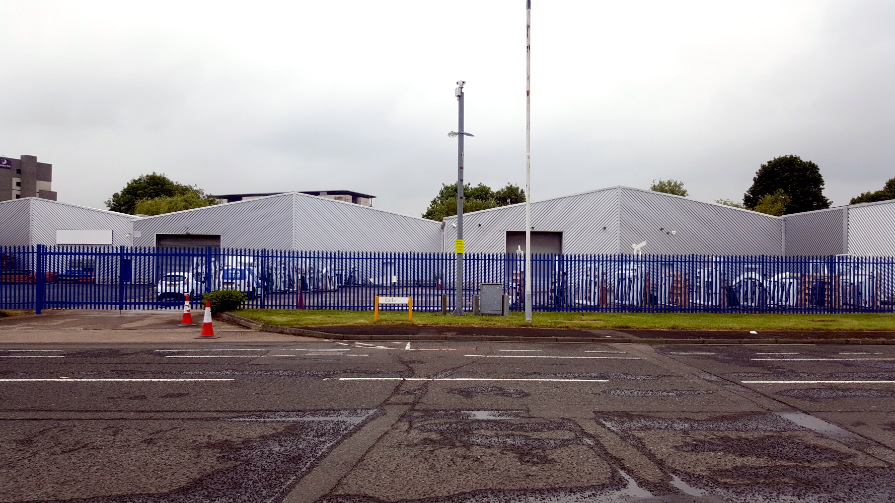 image048 Pedestrian experience entering the trading estate